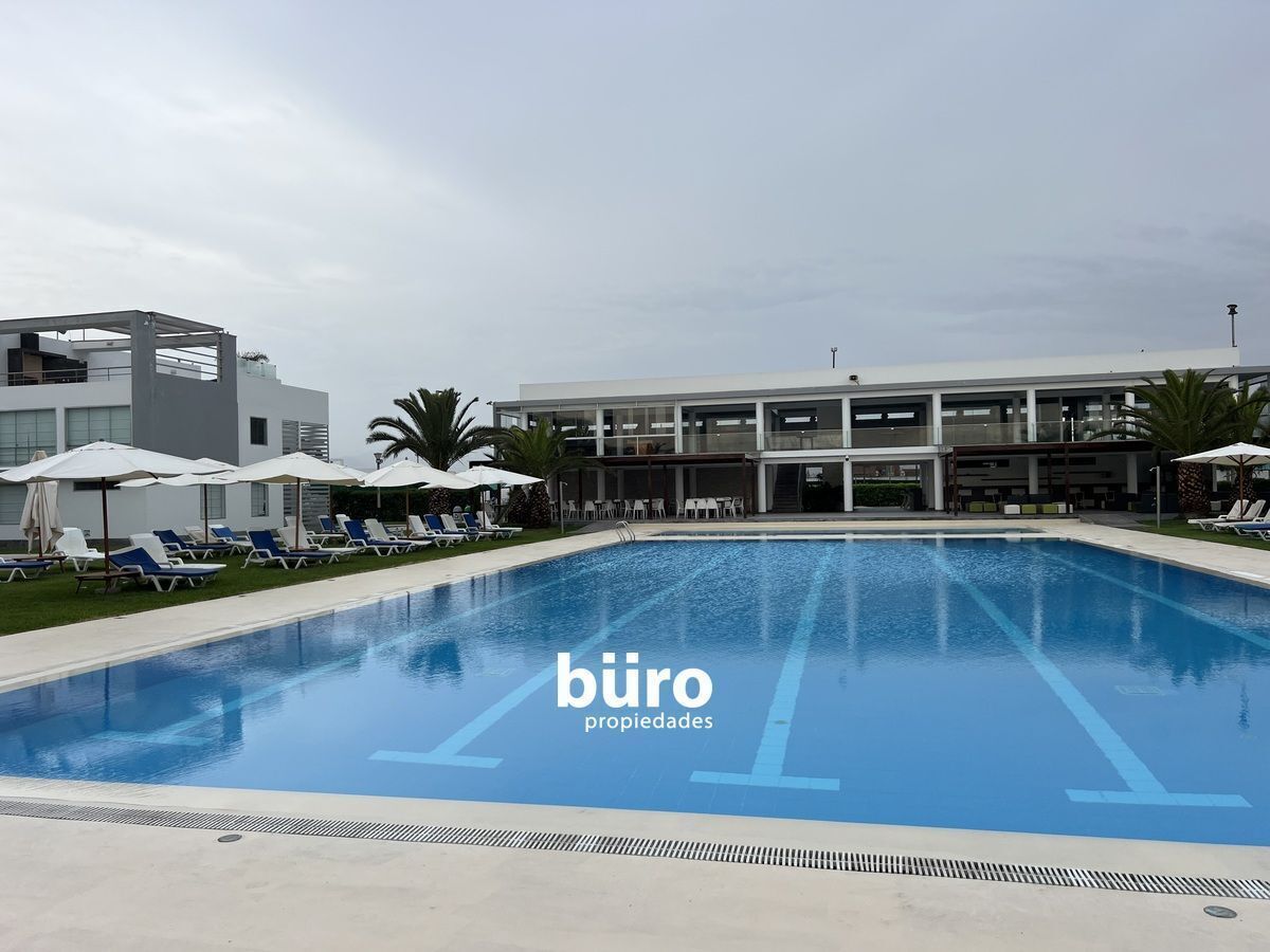 19 de 25: La piscina del condominio Cala Del Mar con Club House