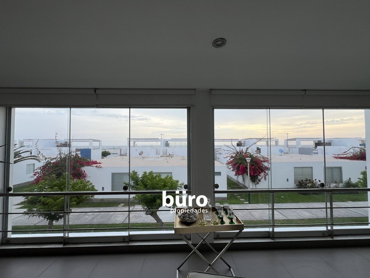 8 de 25: Vista de la sala comedor