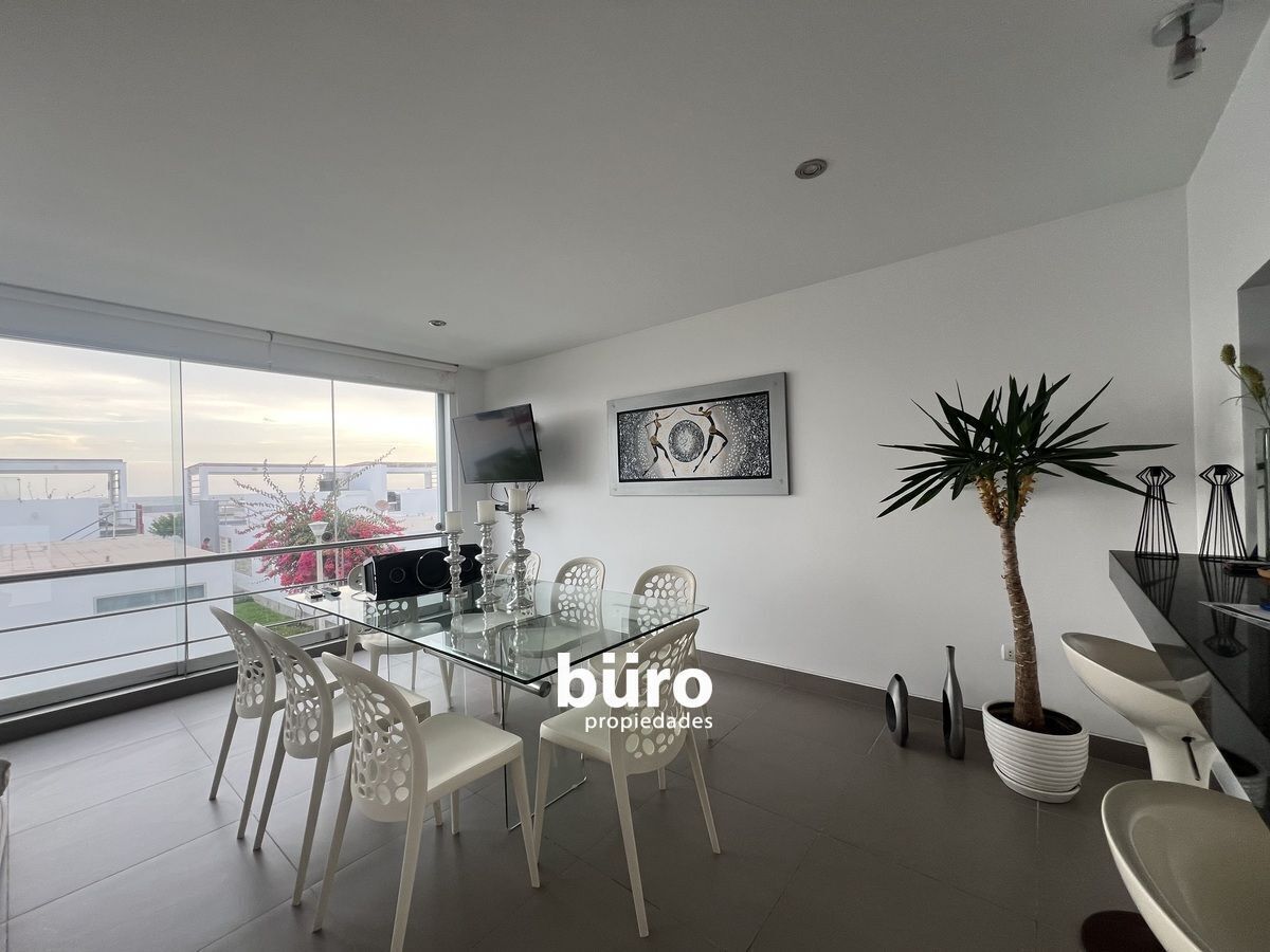 7 de 25: Parte de la sala el comedor