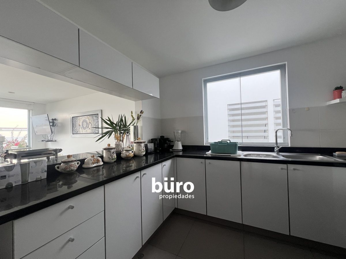 14 de 25: Cocina con barra al comedor