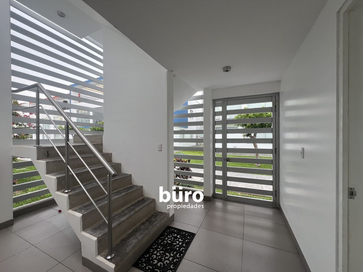 16 de 25: Hall de entrada y escalera