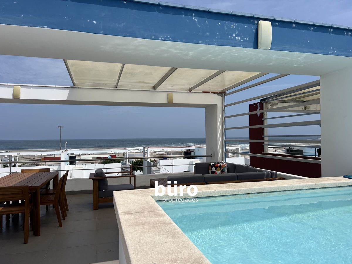 4 de 25: Terraza con piscina y vista al mar