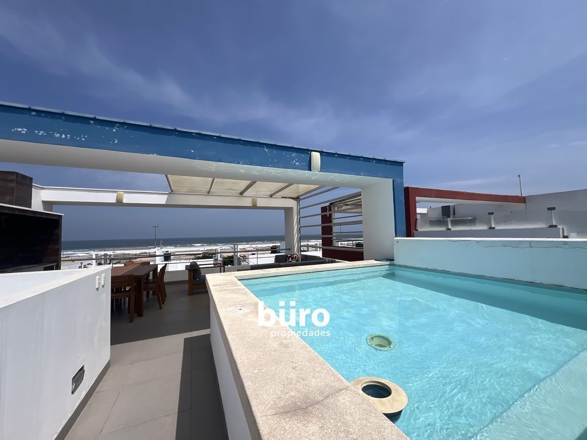 22 de 25: Terraza con piscina y vista al mar