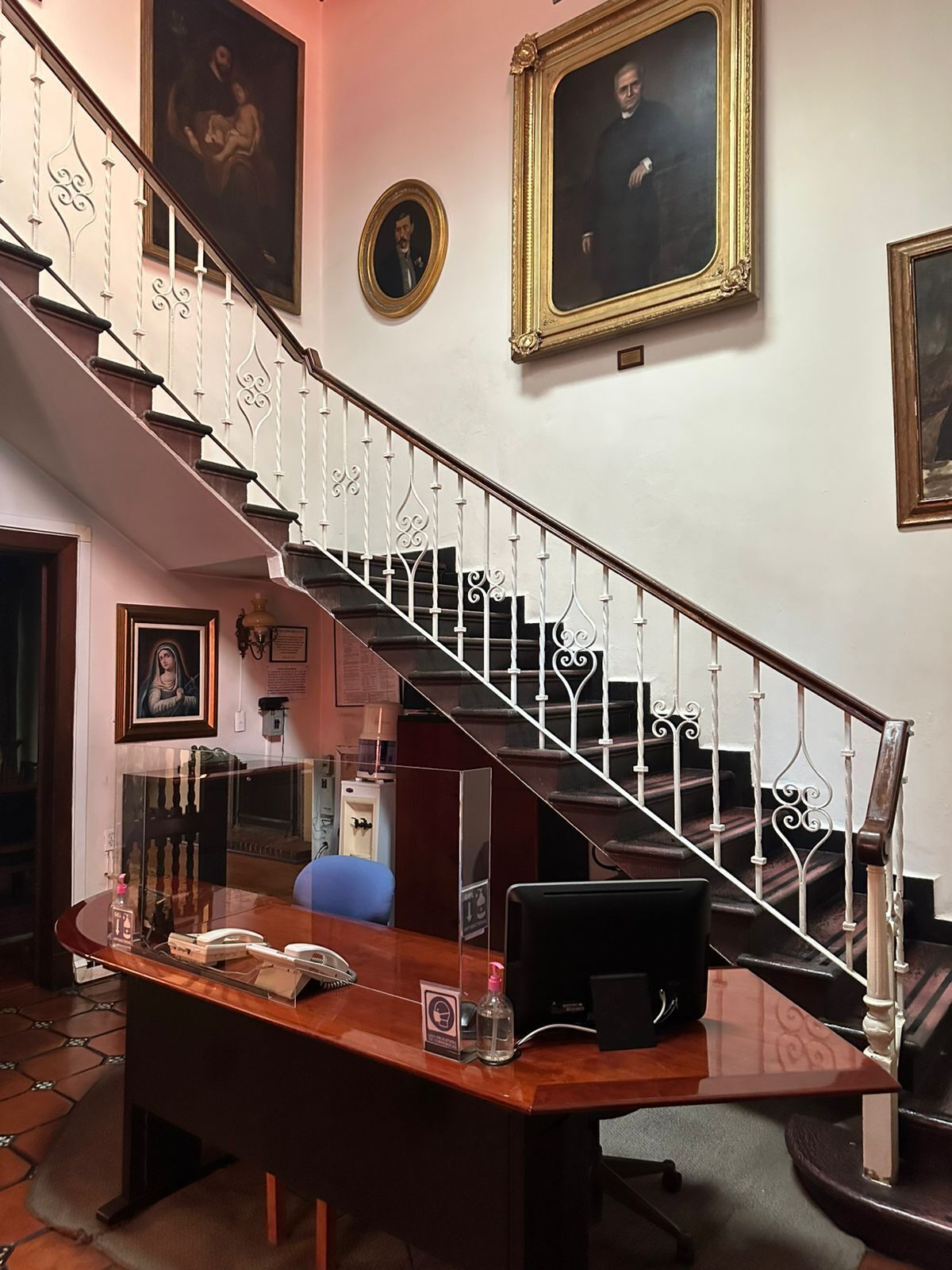 8 of 22: Vista interior de la propiedad, escalera.