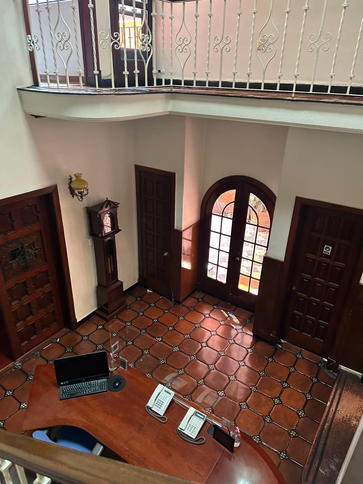 9 of 22: Vista interior de la propiedad, puerta de acceso.