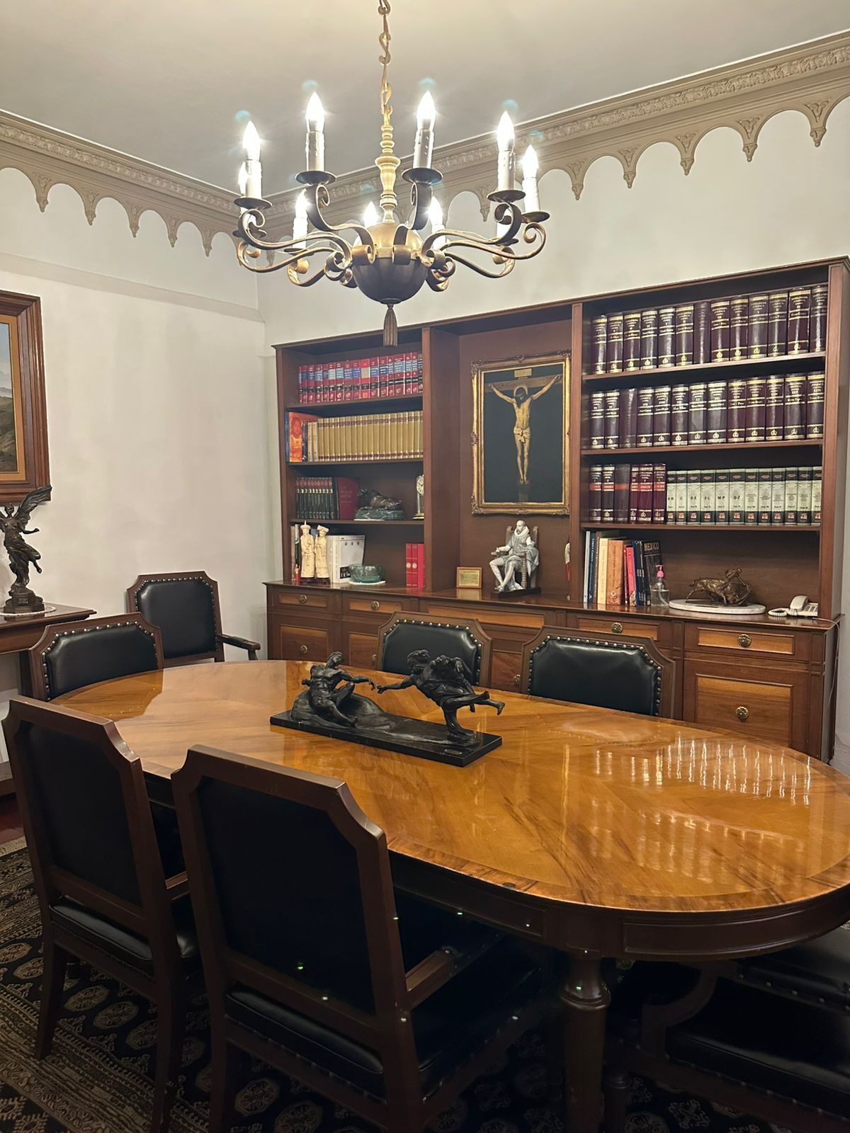 11 of 22: Sala de conferencias.