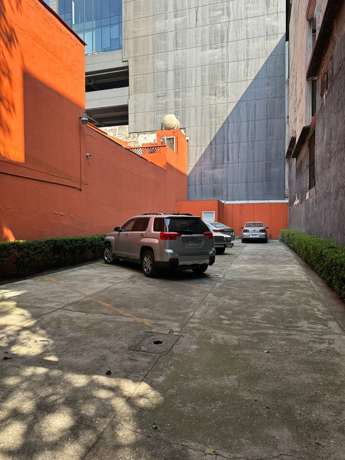 4 de 25: Estacionamiento del predio.