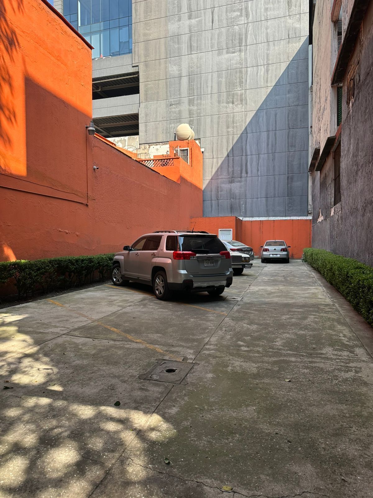 4 of 22: Estacionamiento del predio.