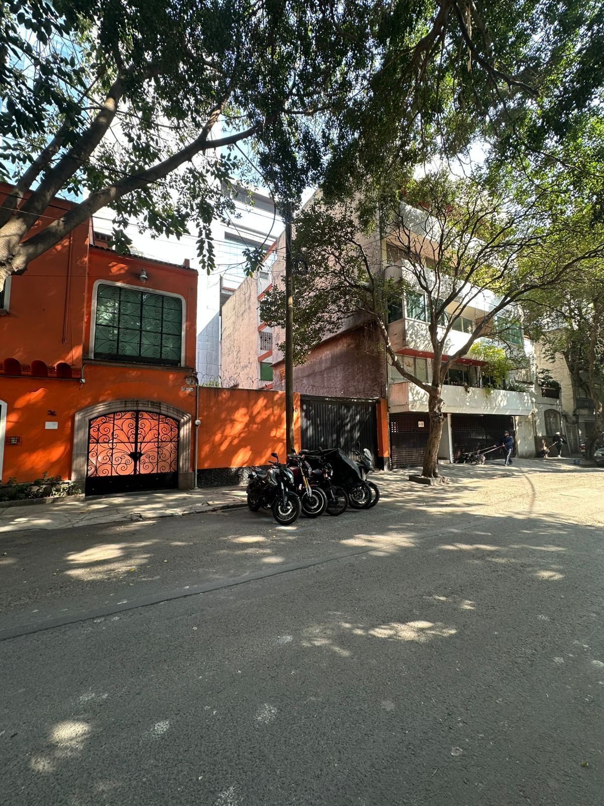 2 of 22: Fachada parcial del predio.