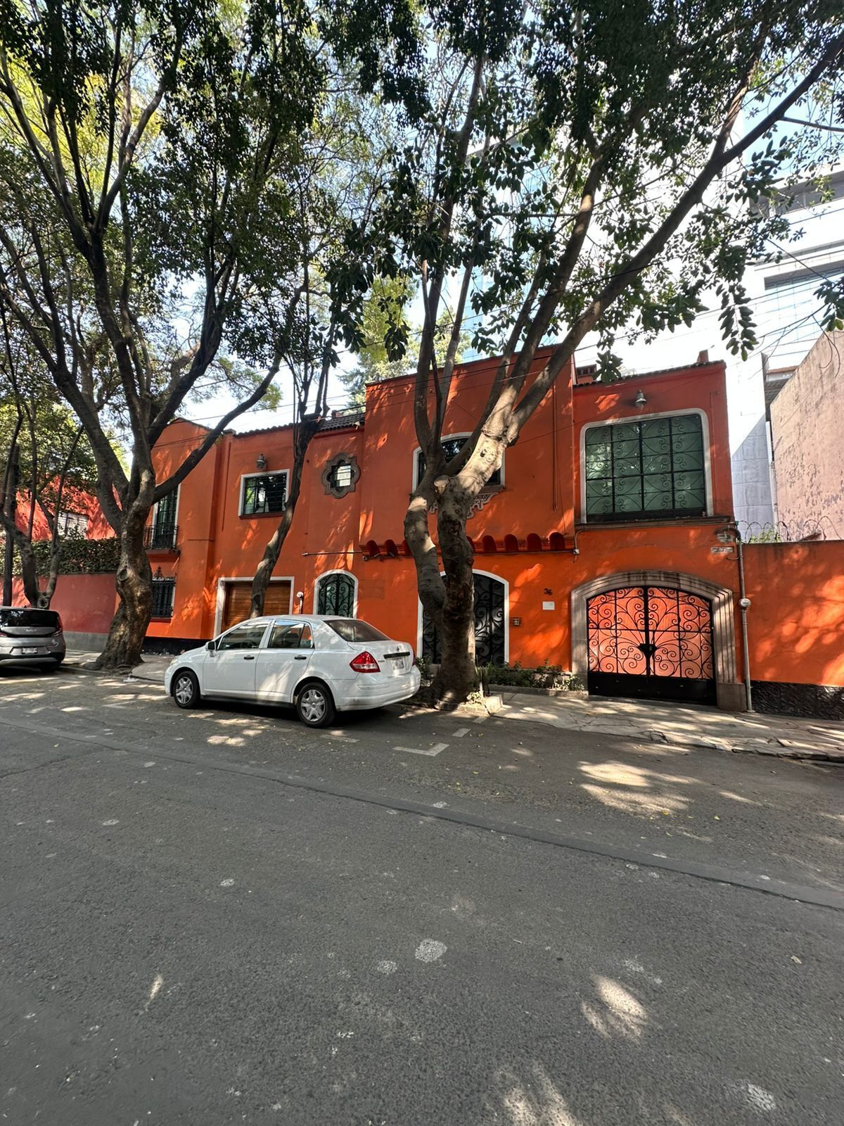3 de 25: Fachadas del predio.