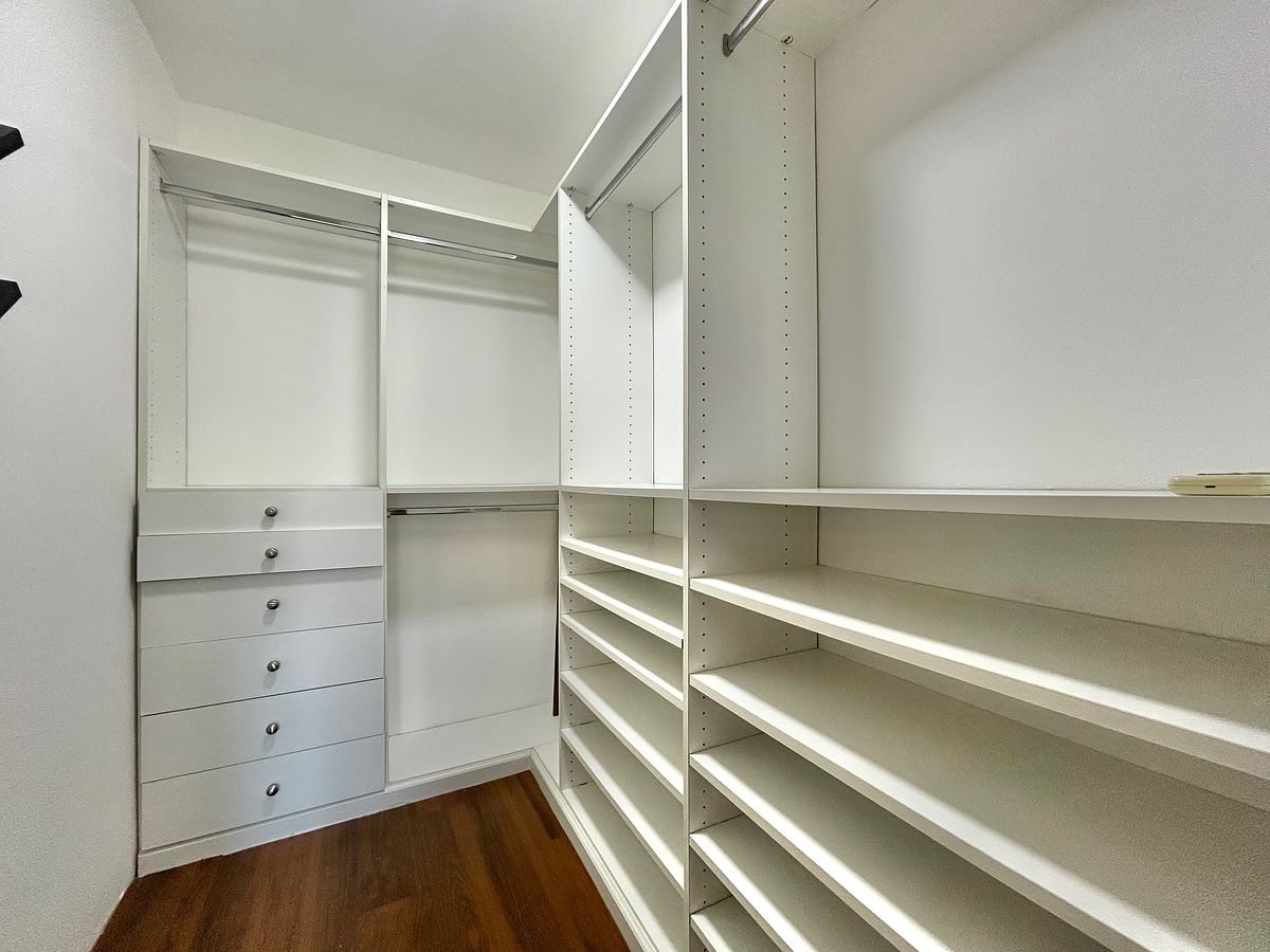 7 de 18: Walk-in closet habitación principal