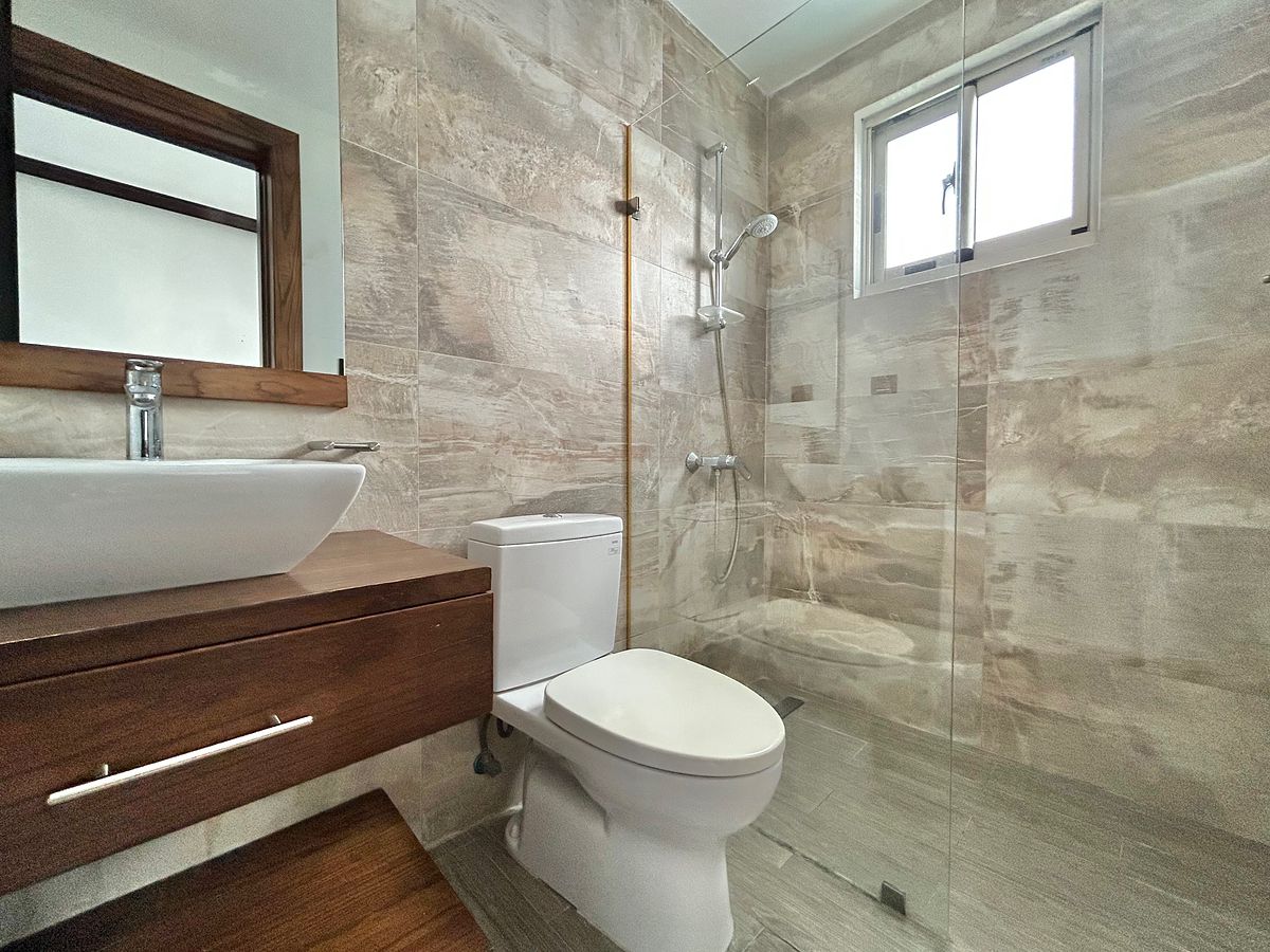 12 de 18: Baño habitación secundaria / estudio