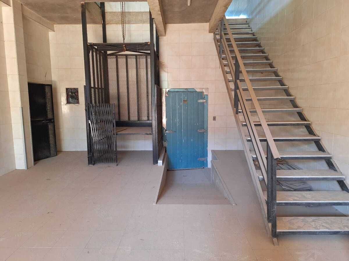 6 de 16: elevador de carga y escaleras