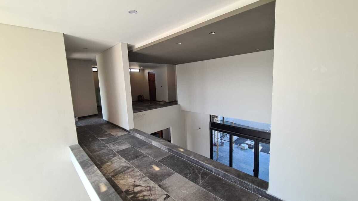 3 of 20: Pasillo distribución