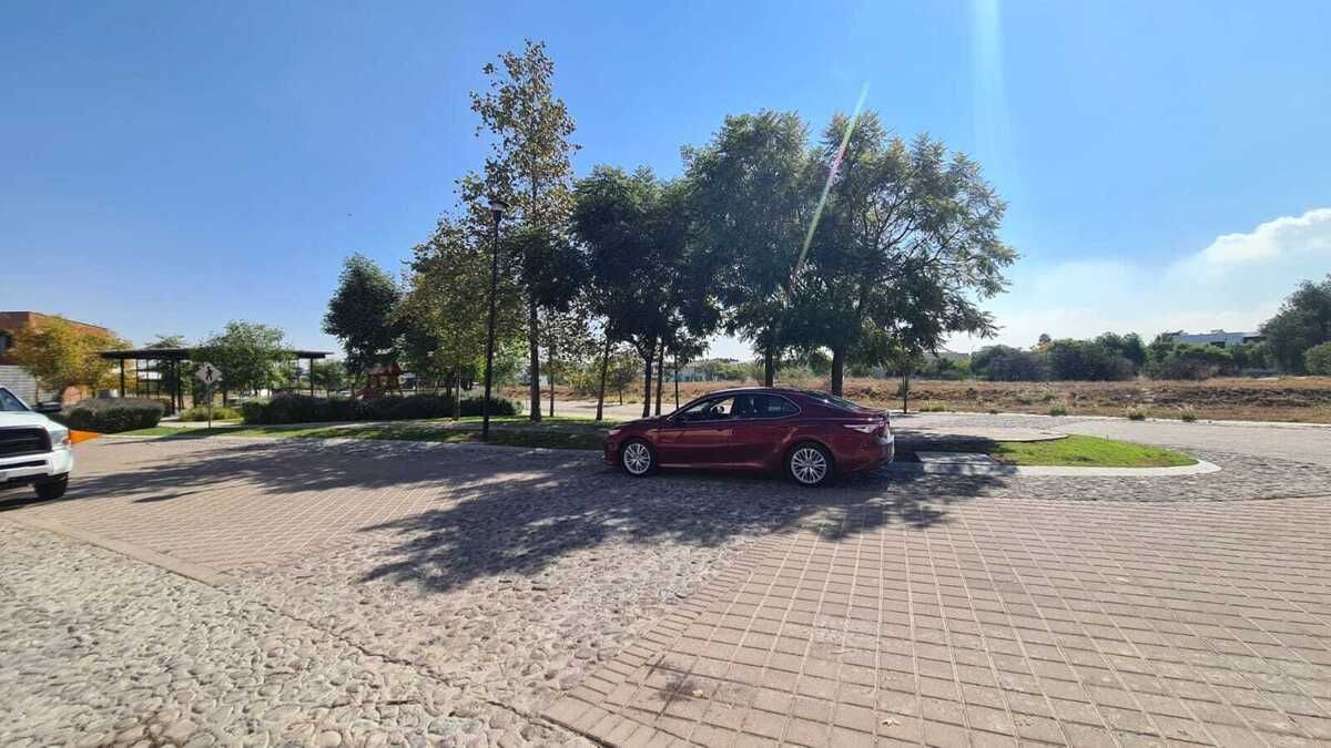 2 of 20: Área verde en frente