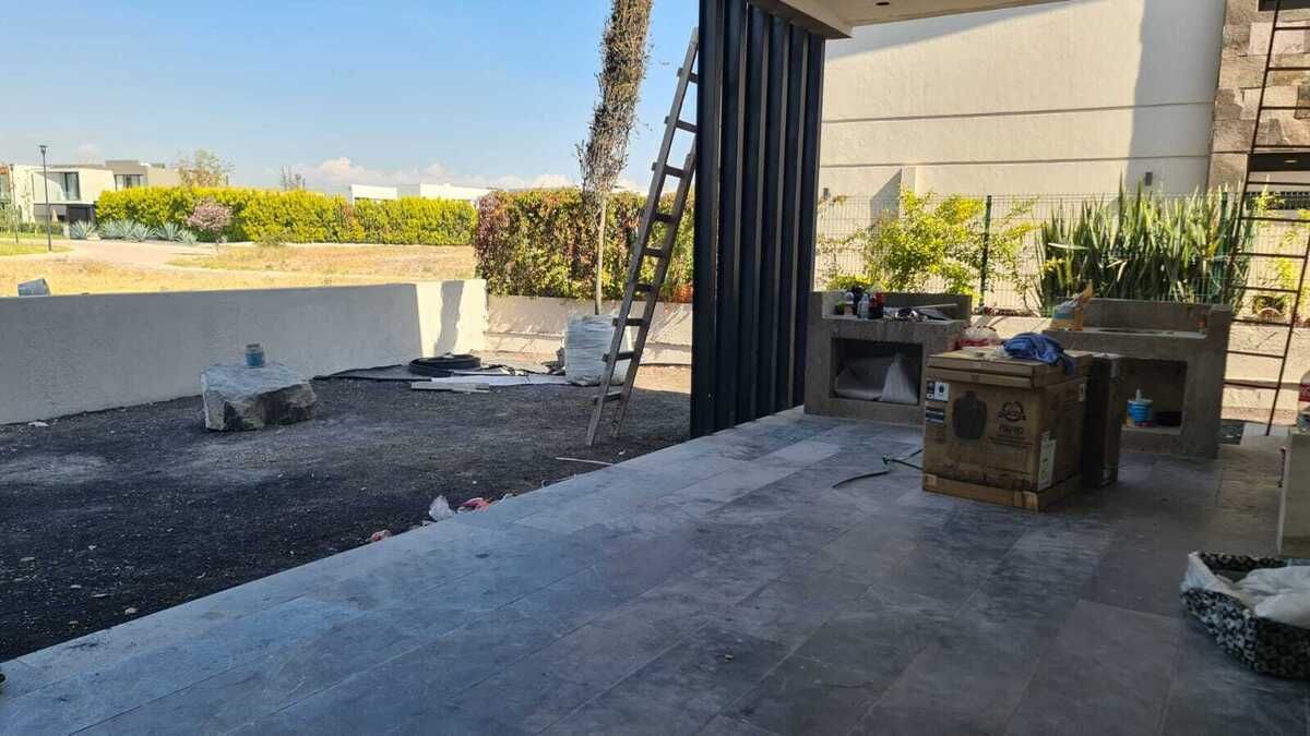 17 of 20: Terraza y amplio jardín