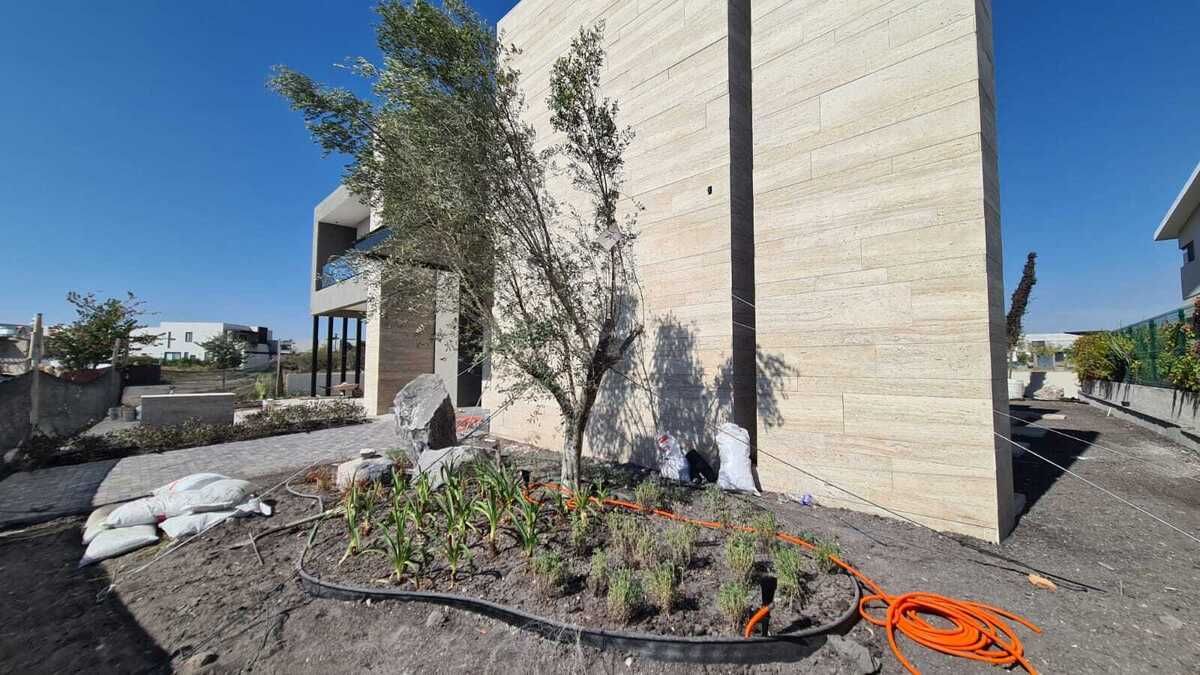 20 of 20: Jardín frontal