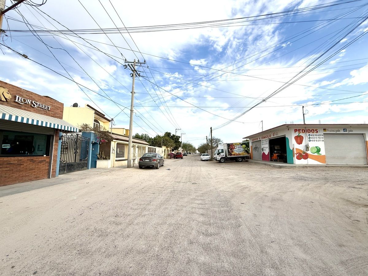 4 de 30: A UNA CUADRA DE BLVD. LAS GARZAS