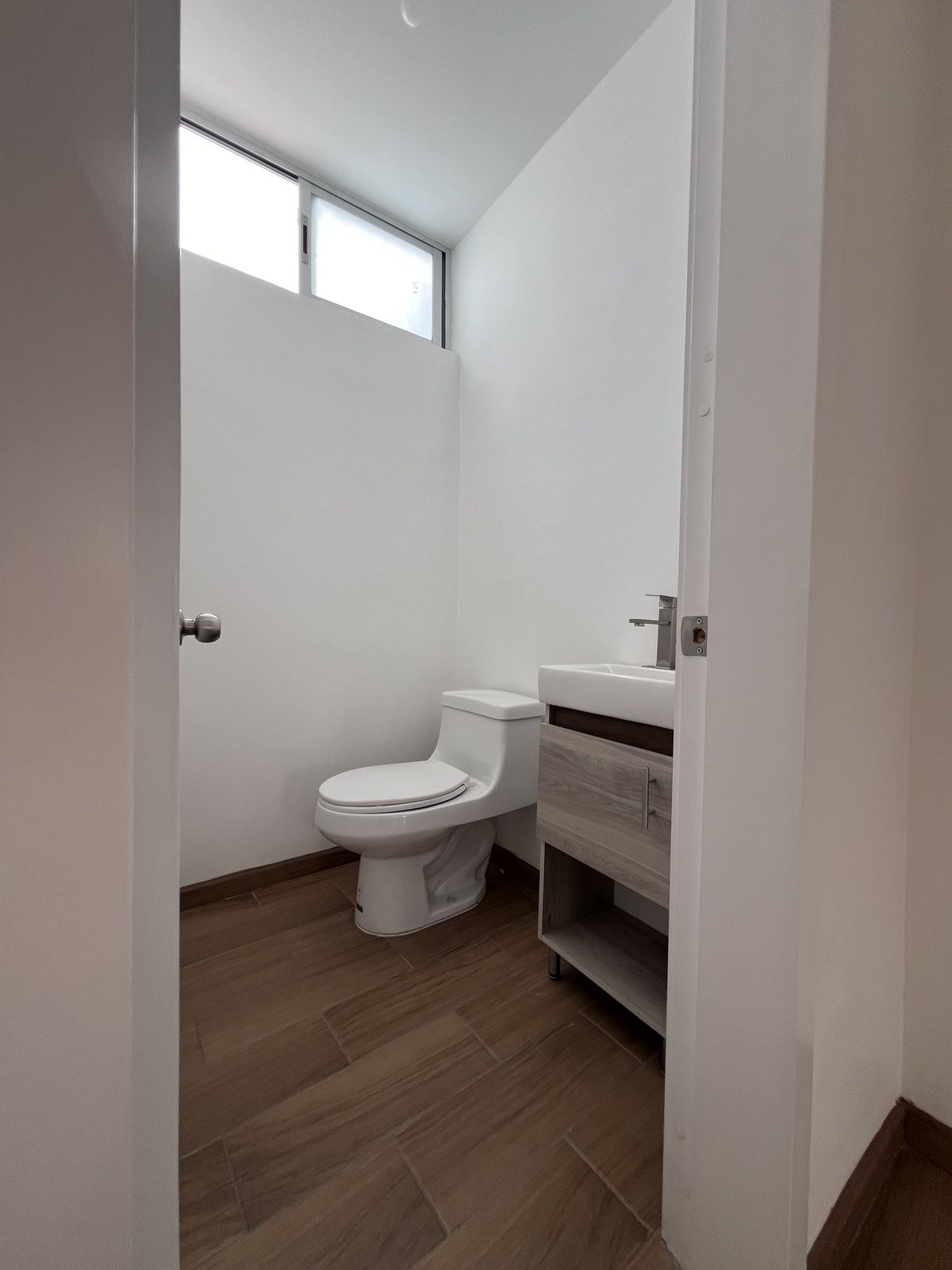 5 de 18: Medio baño en planta baja