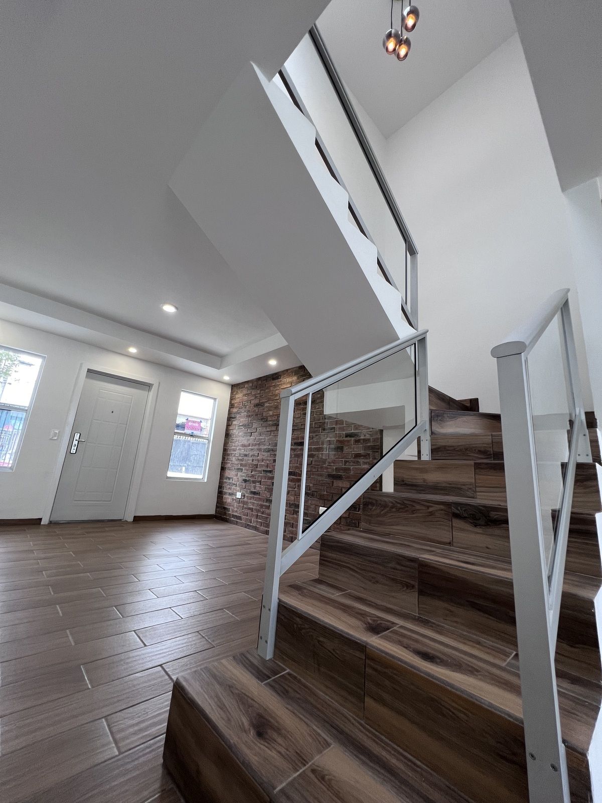 8 de 18: Escaleras a segunda planta