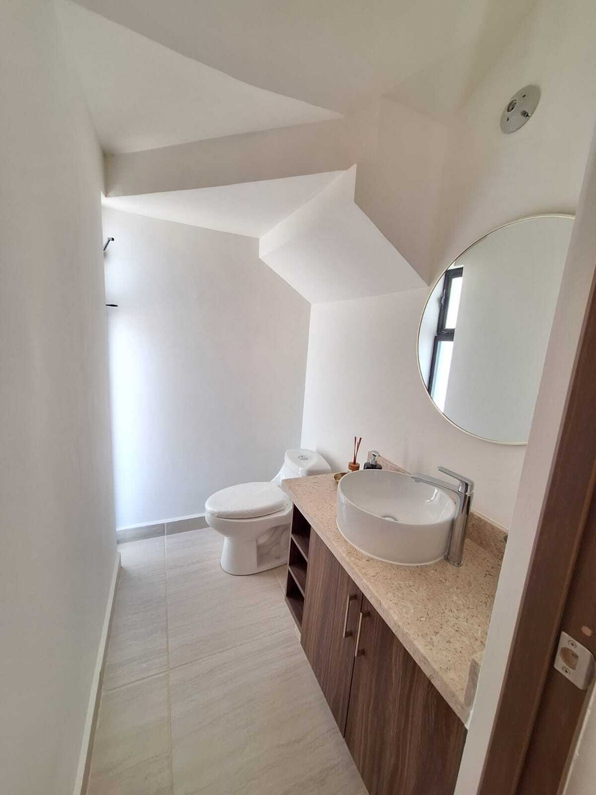 17 de 22: Medio Baño planta baja