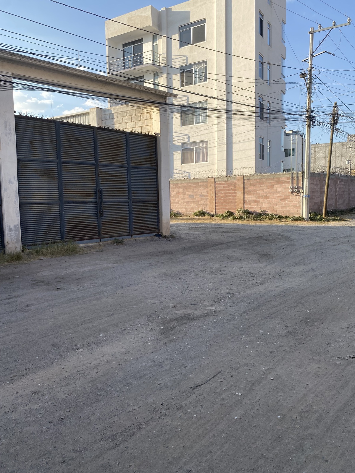 5 of 12: Portón de acceso que hace esquina