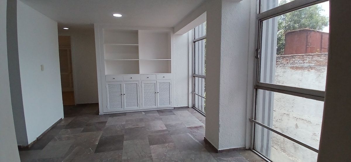 1 de 31: El área de comedor cuenta con un amplio mueble tipo vitrina.