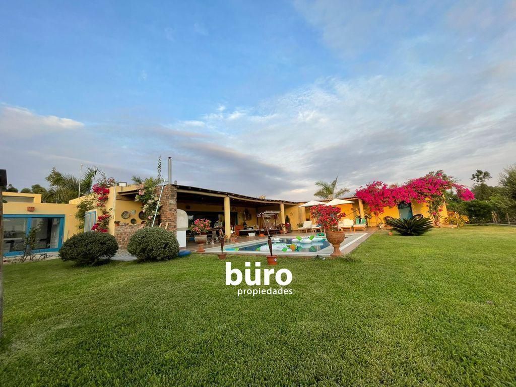 2 of 36: Jardin con piscina y terraza