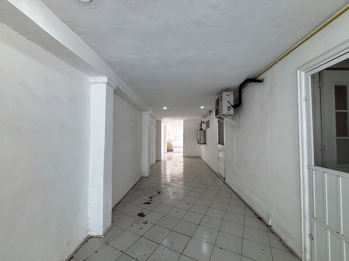 33 de 42: PASILLO SERVICIO