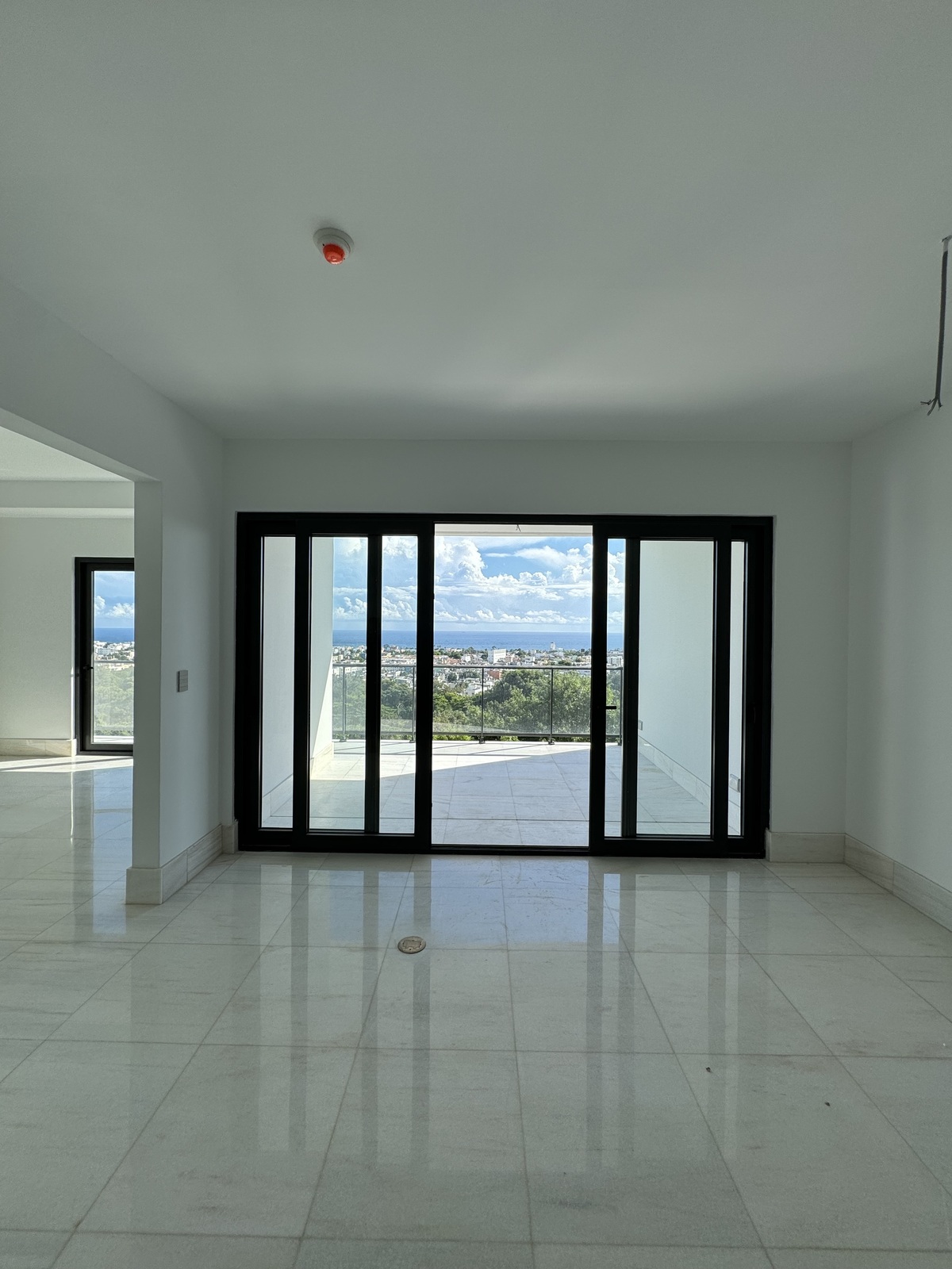 29 de 35: VISTA DE LA SALA / BALCON / ESTUDIO A LA IZQUIERDA