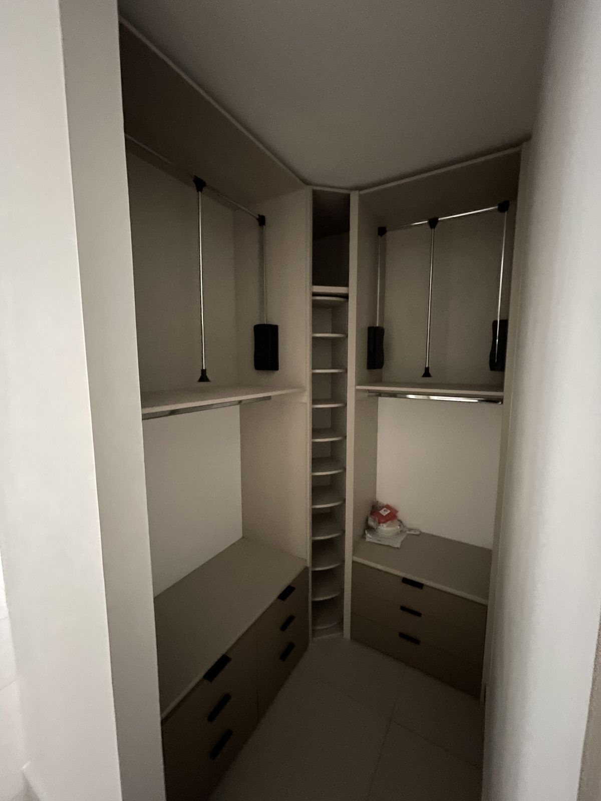 1 of 8: Closet Cuarto Principal