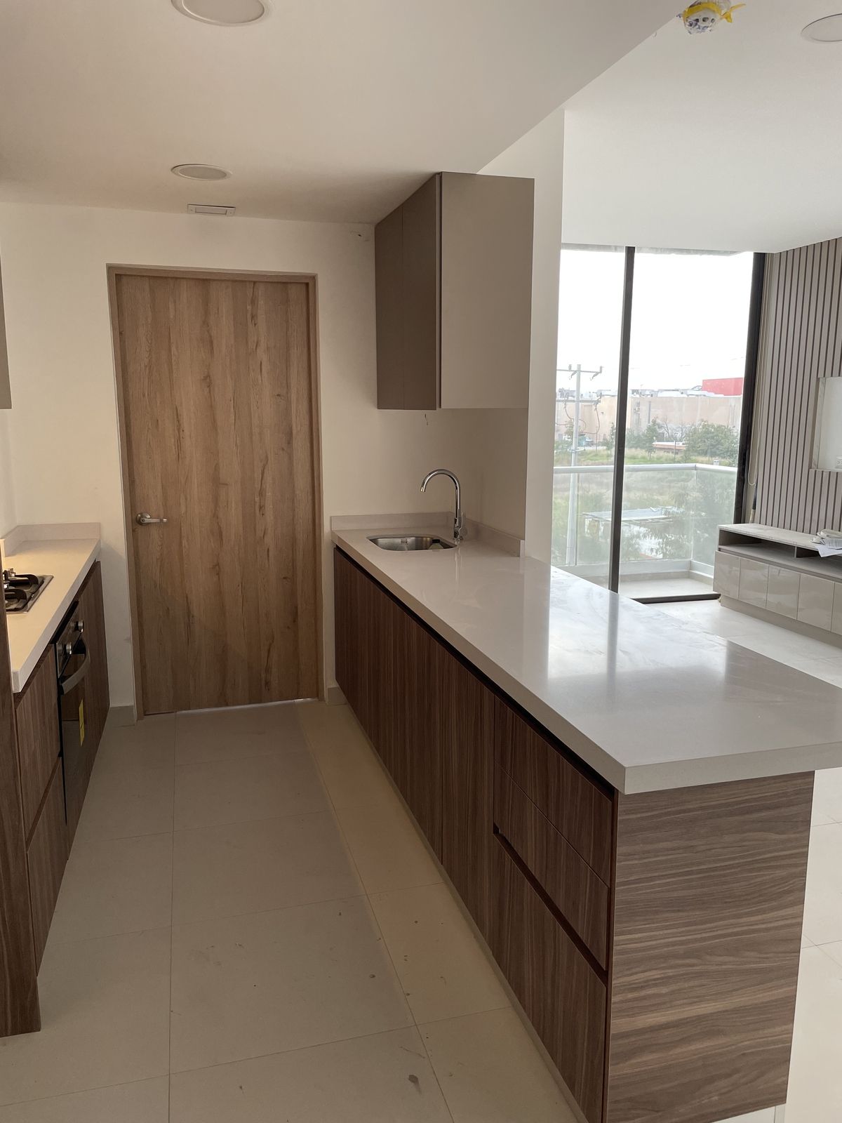 2 of 8: Barra de Cocina