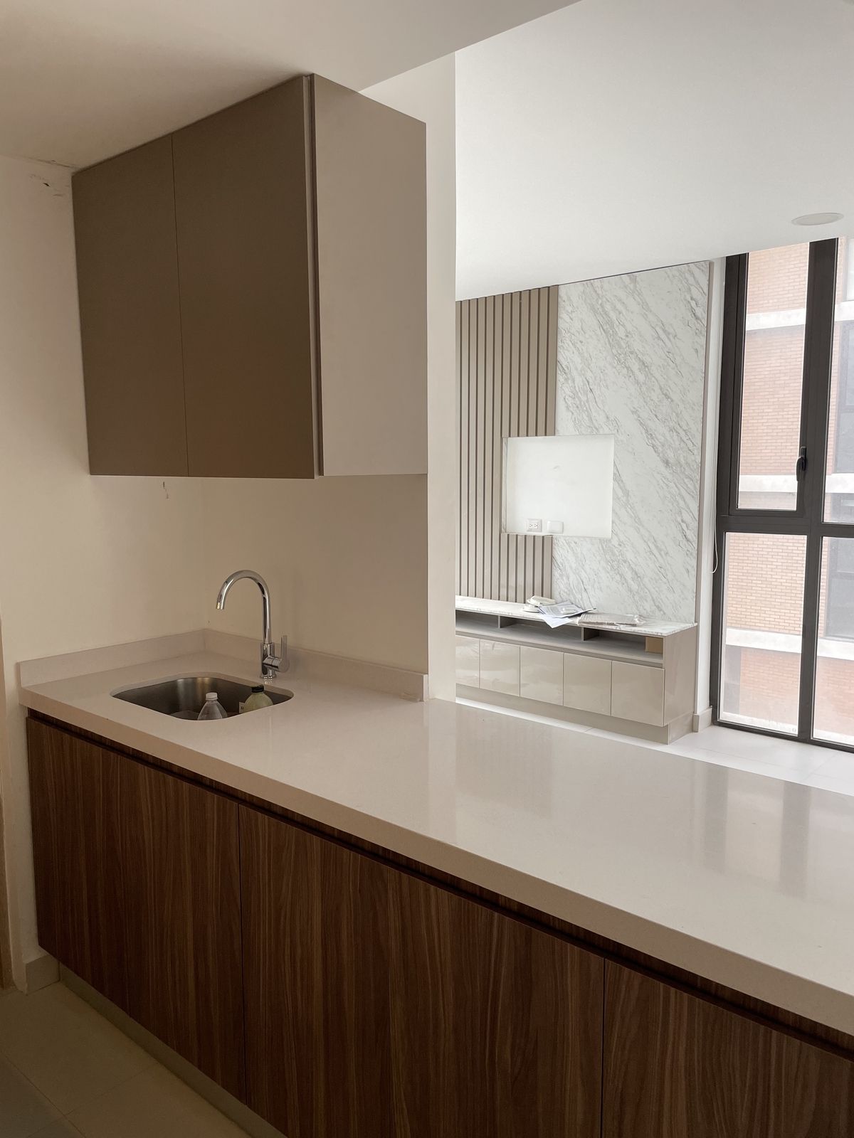 5 of 8: Cocina con muchos gabinetes para almacenar