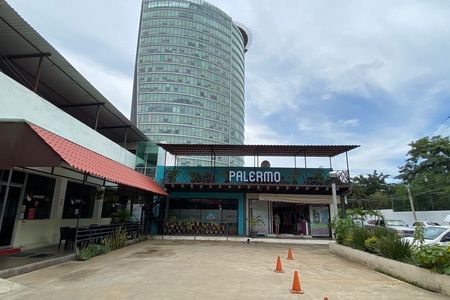 Equipped local for RENT for restaurant or café in front of the Chiapas Tower