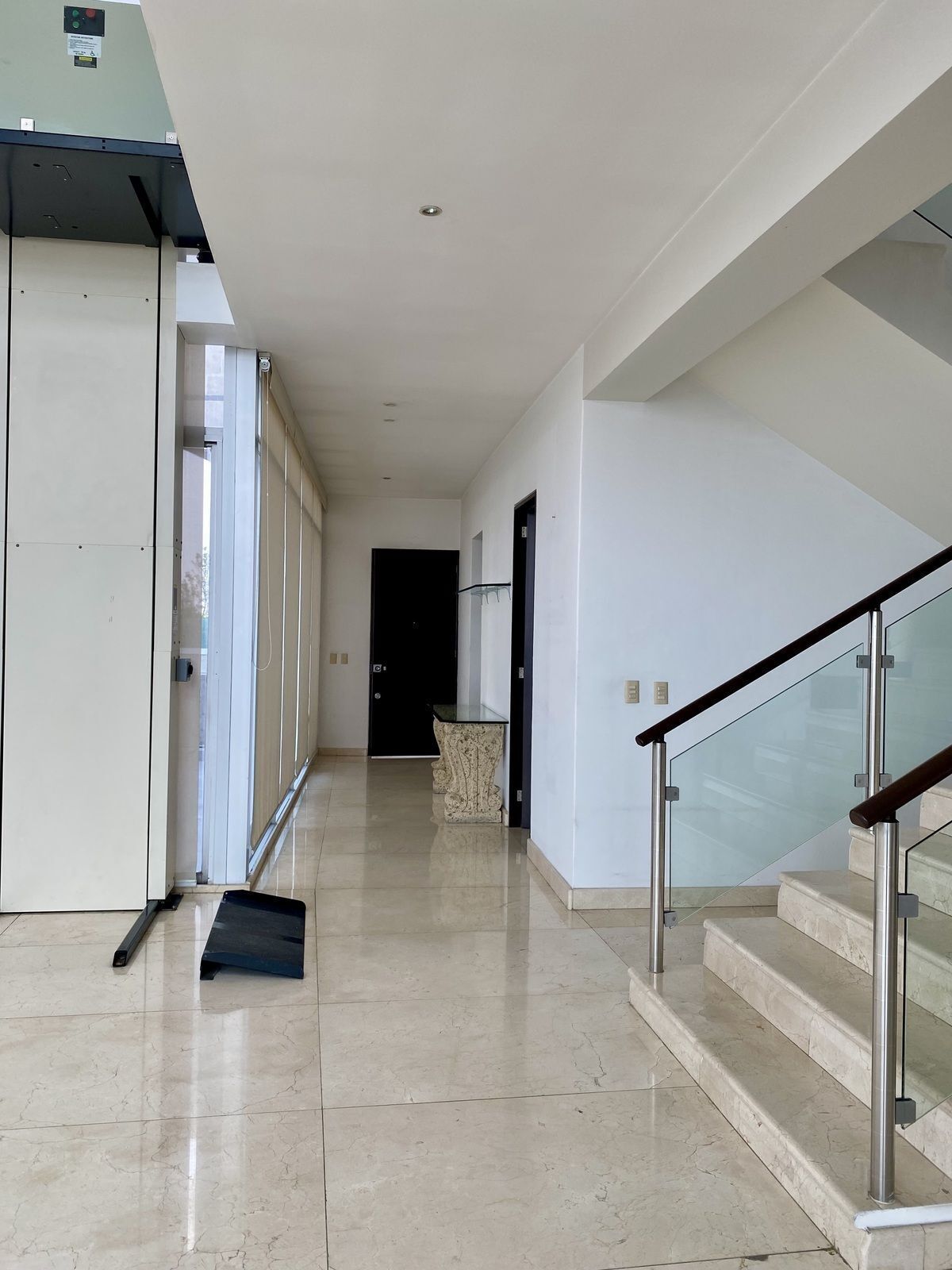 26 de 44: Entrada pasillo principal