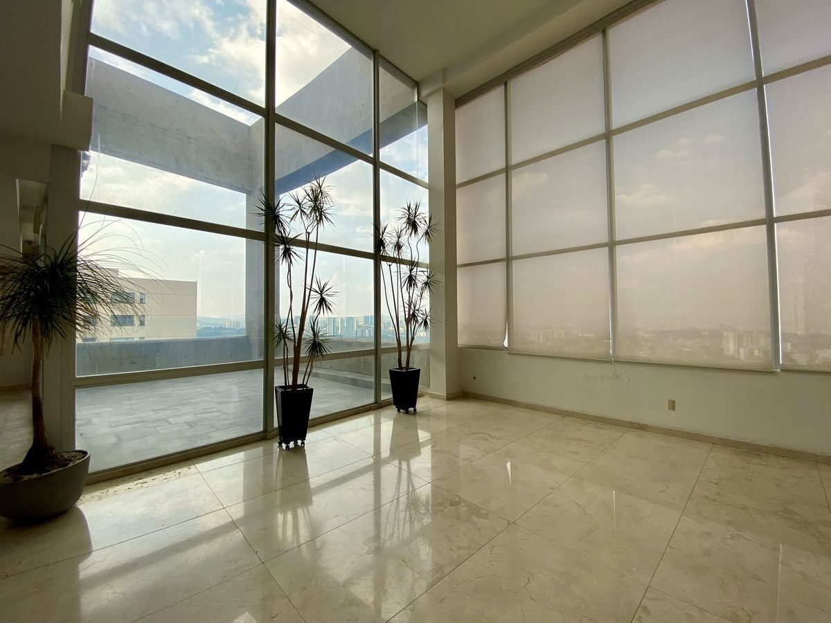 29 de 44: Sala que conecta a terraza