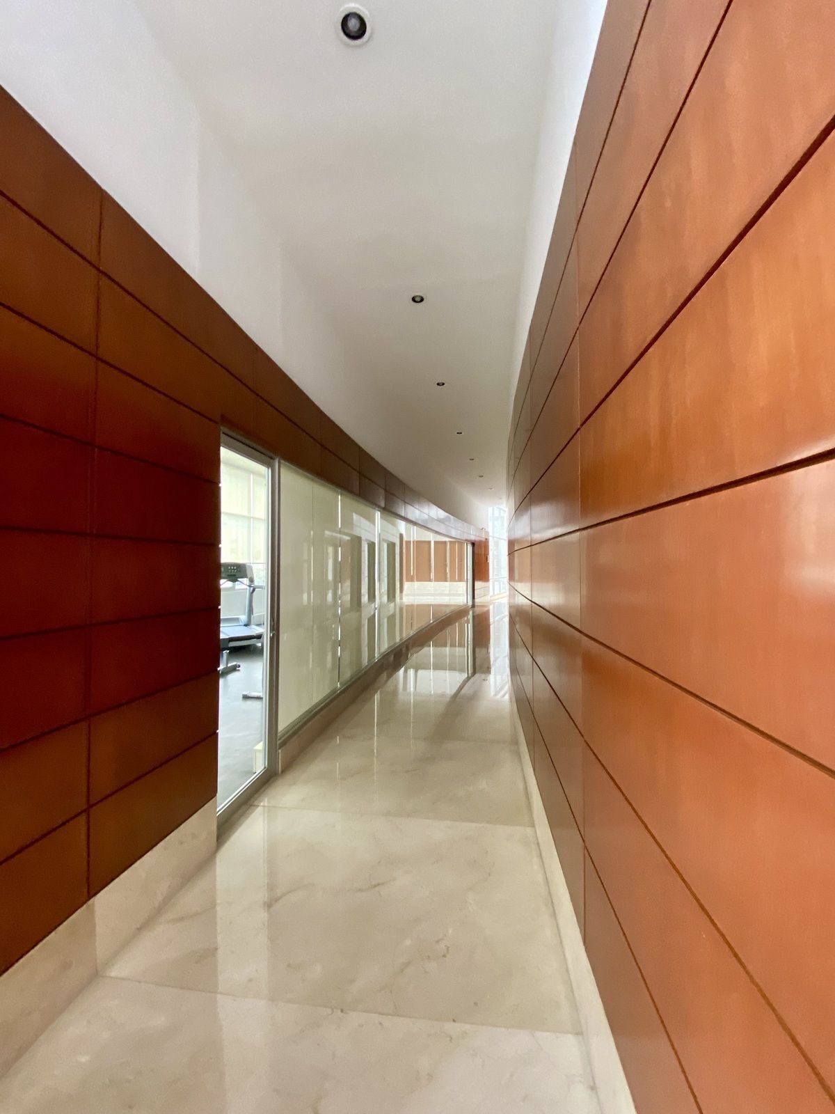 41 de 44: Pasillo amenidades