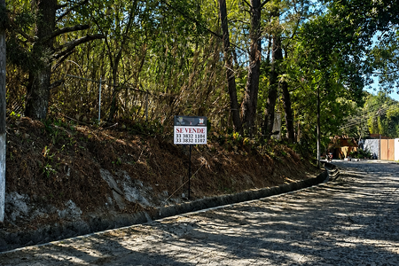 TERRENO À VENDA NO FRACC. RESIDENCIAL PINAR DE LA VENTA.