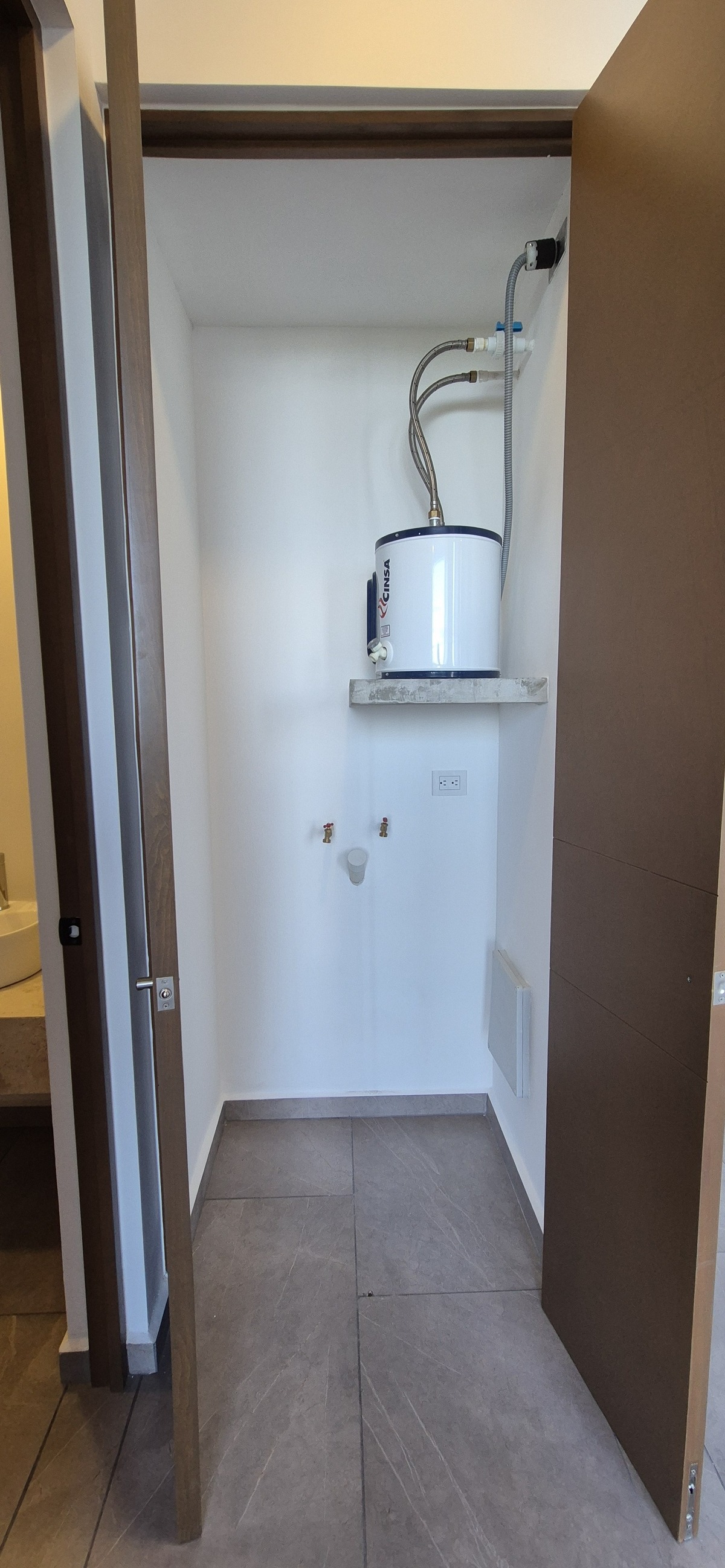 15 de 27: CALENTADOR Y AREA LAVADO