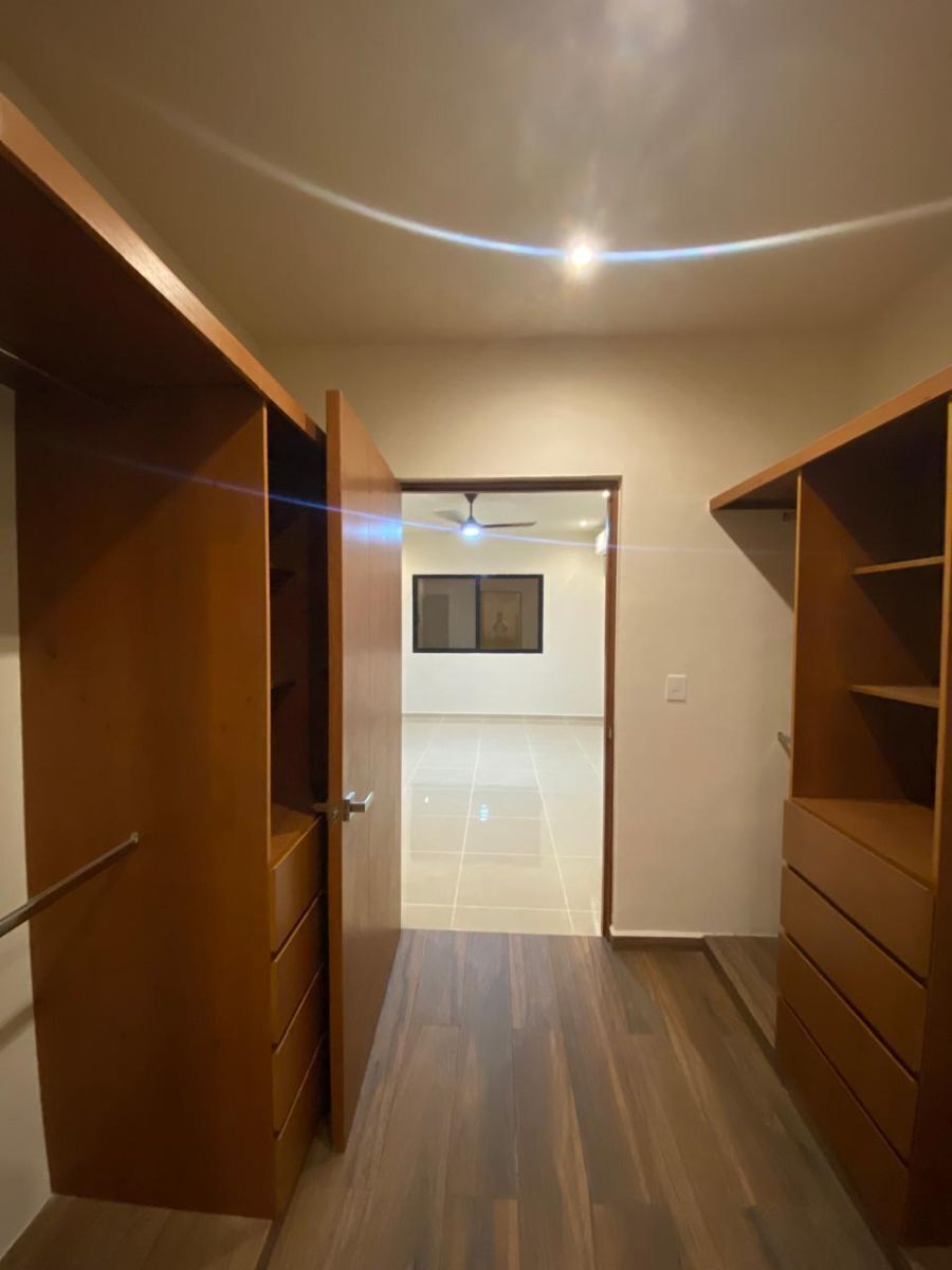 13 de 19: Zona de clóset vestidor (no vestida)