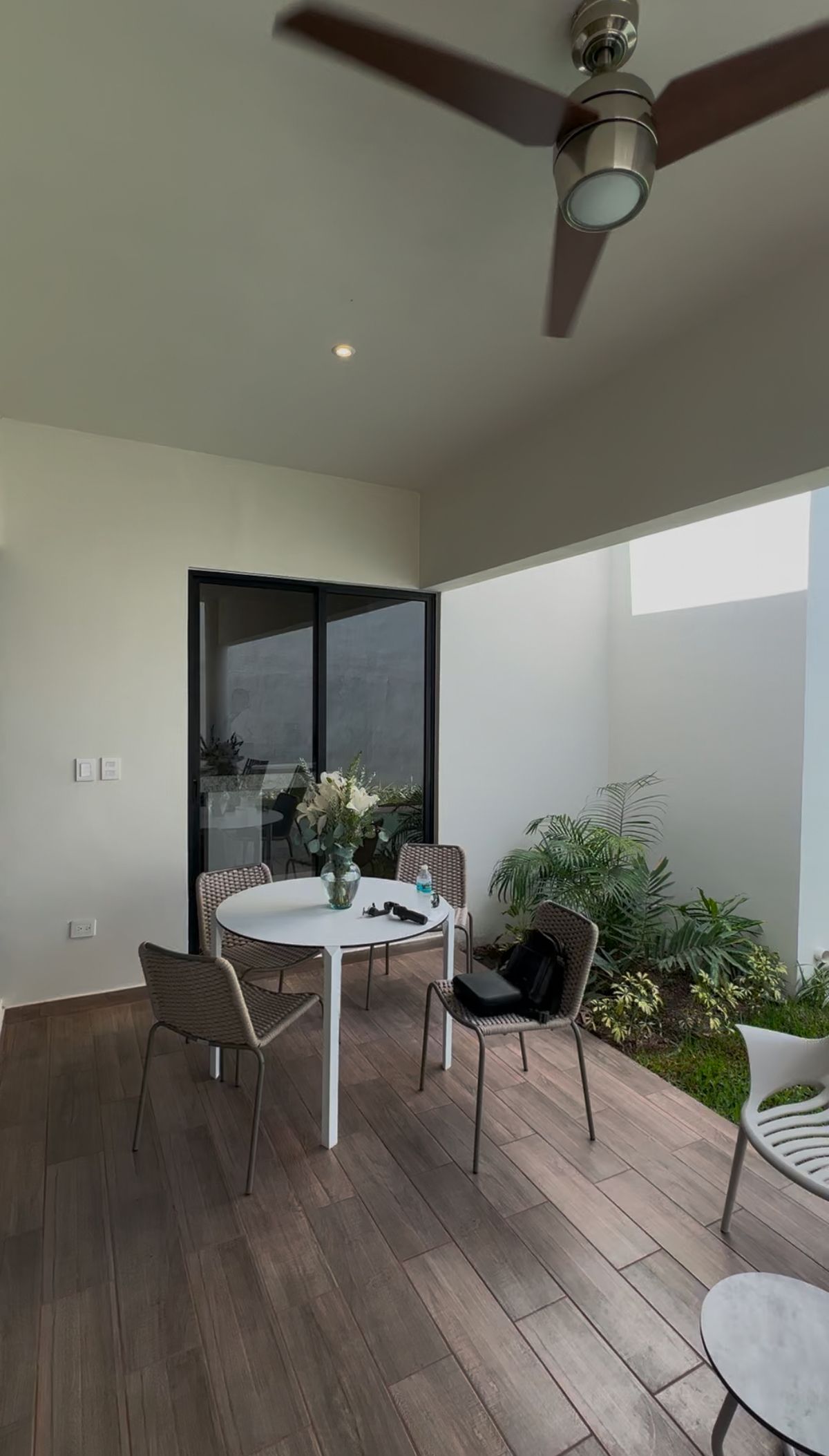 8 of 19: Terraza techada