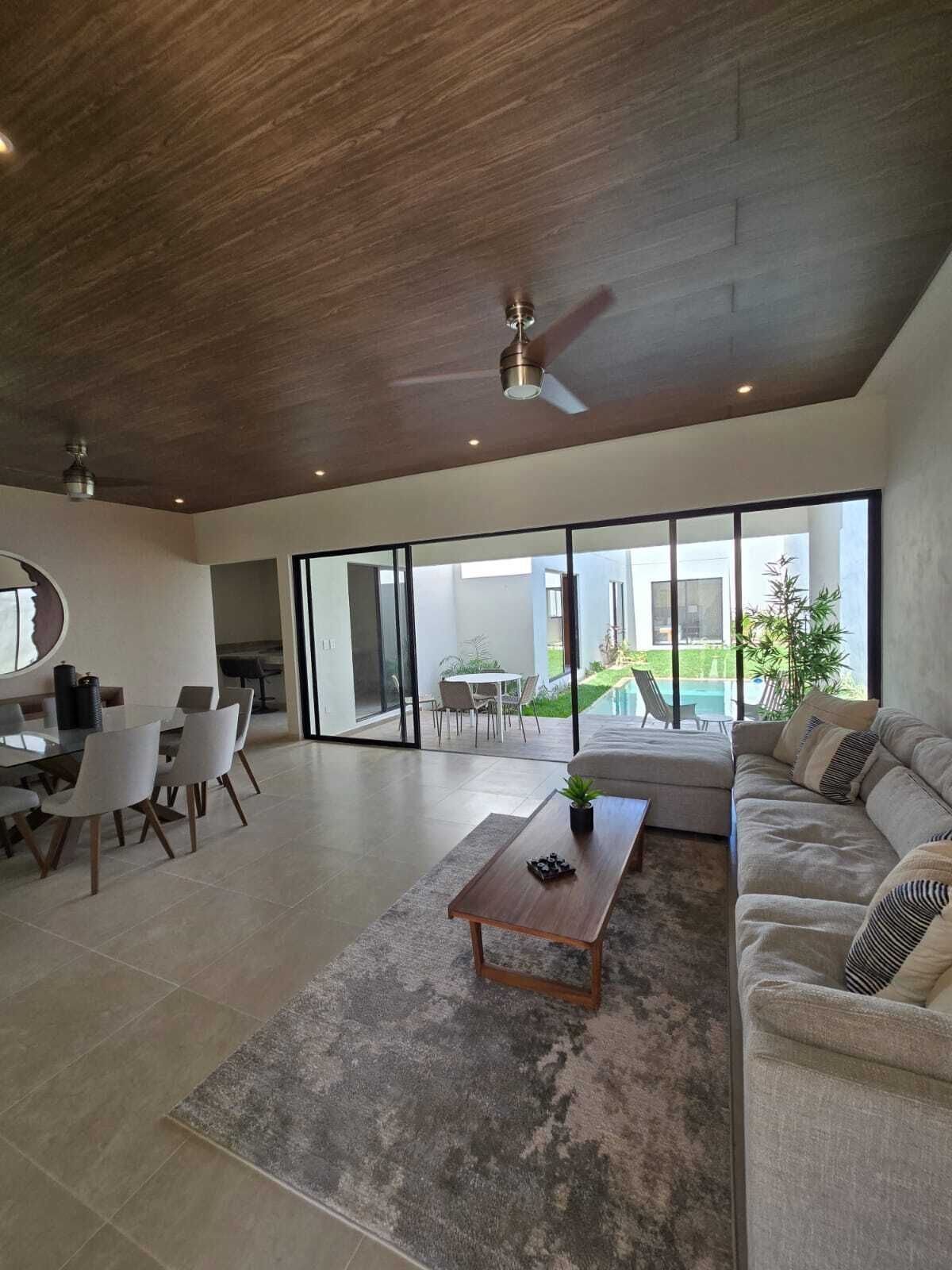 1 of 19: Sala y comedor con vista al jardín