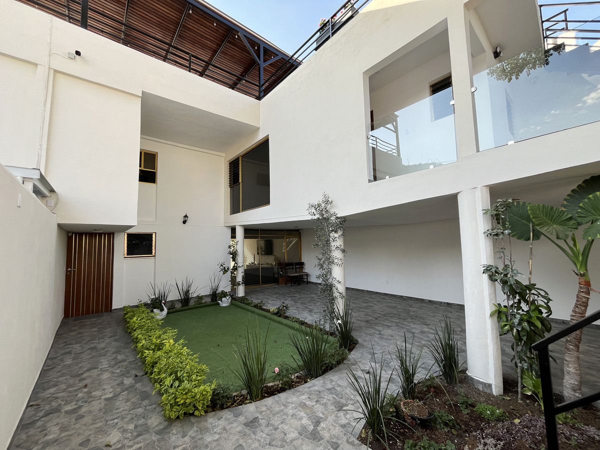 2 de 27: entrada a la casa, patio y estacionamiento