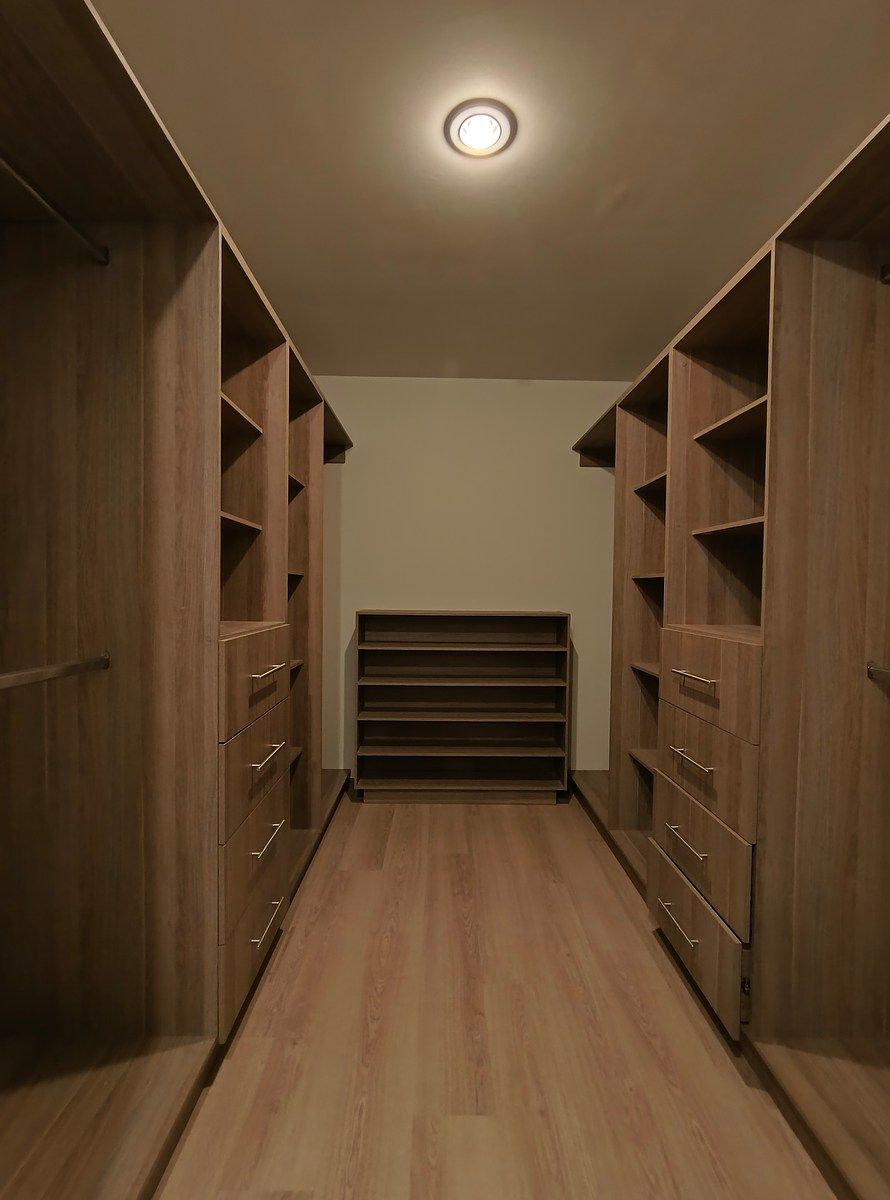 16 of 23: Vestidor en recámara principal