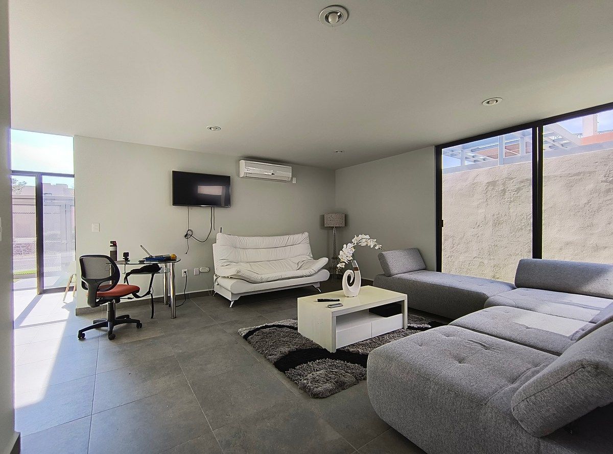3 of 23: Sala y acceso