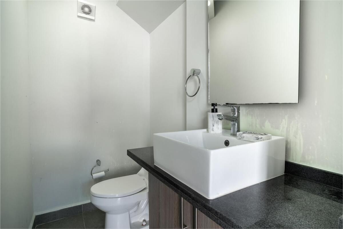 12 of 23: Medio baño