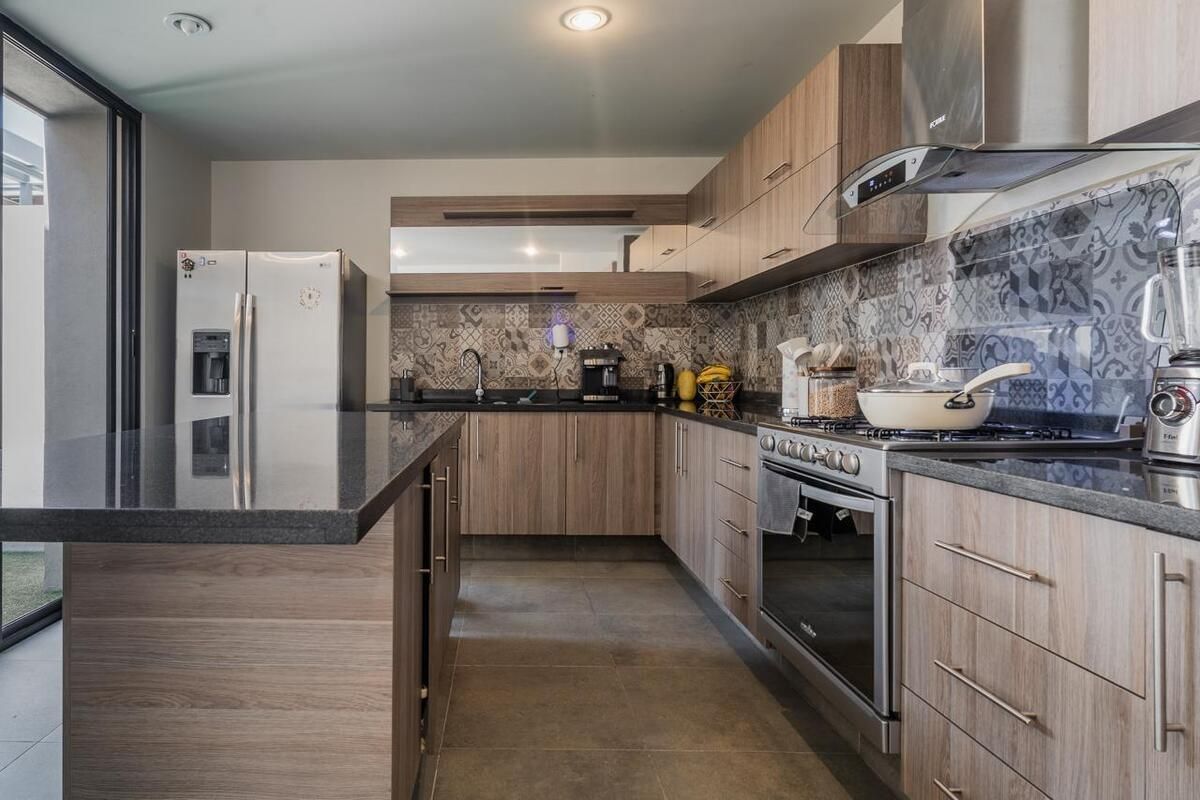 2 of 23: Cocina equipada e isla
