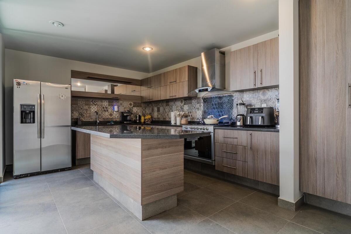 5 of 23: Cocina equipada, isla y alacena
