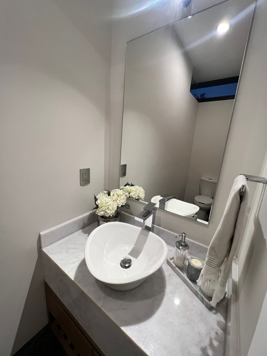 23 de 25: Baños secundario