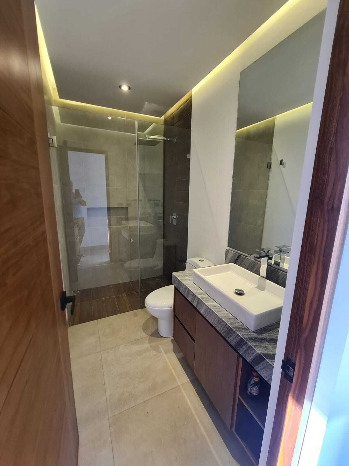 3 de 43: Baño completo en PB